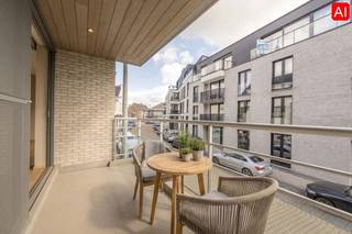 Dit instapklare appartement (BJ 2010) bevindt zich op de eerste verdieping (bereikbaar via trap en lift) van de kleinschalige residentie "Marieflor" in Pittem.<br />Deze eigendom beschikt over een bewoonbare oppervlakte van 77 m² alsook twee terrassen. Dankzij de CENTRALE LIGGING bevindt alles zich op wandelafstand met name bakker, slager, winkels, school, openbaar vervoer, enz.<br /><br />PLUSPUNTEN:<br />* CENTRALE LIGGING | GROENZICHTEN <br />* INSTAPKLAAR | GOED ONDERHOUDEN <br />* KWALITATIEVE MATERIALEN | PARKET <br />* GORDIJNEN (DEELS GEAUTOMATISEERD) INCLUSIEF <br />* ENERGIEZUINIG LABEL-B<br />* CONFORME ELEKTRISCHE KEURING TOT 2035<br />* MOGELIJKHEID TOT AANKOOP GARAGE € 22.000,00<br /><br />INTERIEUR:<br />U betreedt de residentie via de verzorgde gemeenschappelijke inkomhal met lift en trappenhal. Het appartement bevindt zich op de eerste verdieping en verwelkomt U in de inkomhal met apart gastentoilet. De lichtrijke leefruimte zal van 29,50 m² zal je direct bekoren! Dit met gezellige zit- en eetruimte die naadloos aansluit op de open ingerichte keuken, uitgerust met kookplaat | dampkap | oven | microgolf | spoelbak | frigo | vaatwasser. Vanuit de leefruimte heeft U rechtstreeks toegang tot het eerste terras van 5 m². Handig is tevens de berging naast de keuken. <br />Via de nachthall is er toegang tot 2 slaapkamers van 11,50 m² en 7,50 m², waarvan de grootste slaapkamer toegang biedt tot een zonnig terras van 9 m². <br />De ingerichte badkamer is voorzien van een douchecabine met zijsproeiers en dubbele lavabo met meubel en spiegelkasten. <br /><br />EXTERIEUR:<br />De eigendom beschikt over 2 aangename terrassen (9 m² | 5 m²) waardoor U de hele dag kan genieten van de zon. <br />Verder is er de mogelijkheid tot aankoop van een aparte garage (met geautomatiseerde poort. Bovendien is er parkeergelegenheid voorzien in de straat.