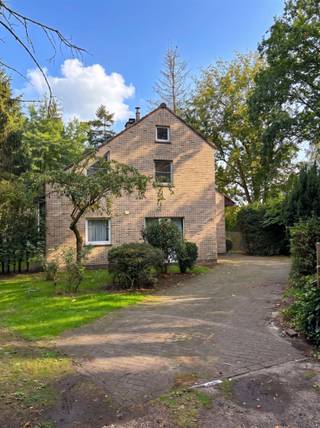 <p><span>Woning in gebied voor verblijfsrecreatie (2e verblijf). Rustige ligging, nabij de bosrand. Iinkomhal aan de zijgevel. Gastentoilet. Ruime woonkamer van voor- tot achtergevel, houtkachel. Aparte keuken met zicht op de tuin.</span></p><p><span>1 slaapkamer. Grote badkamer met ligbad. Was- en stookplaats op de verdieping. Zoldertje. Overdekt terras. Grote tuin, deels bebost.</span></p><p><span>Geen huisdieren toegelaten.</span></p><p><span>Dubbele beglazing. Centrale verwarming op mazout met vernieuwde brander. </span></p><p><span>Bezichtigingen op afspraak : 0477 55 85 93 + 03 779 69 29 Eberhard Ferket - HUSCH vastgoed</span></p>