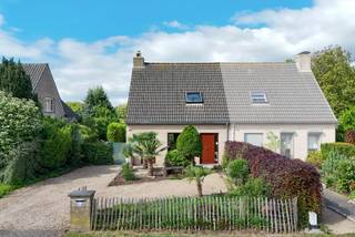 Rustig wonen met zonnige tuin in Mariakerke<br /><br />In een rustige en aangename woonwijk in Mariakerke bevindt zich deze degelijk gebouwde woning uit 1995. <br /><br />Achteraan geniet je van een prachtige, zuidwest georiënteerde tuin die uitgroeit tot een ware oase van rust. Hier kan je de hele namiddag en avond volop genieten van de zon.<br /><br />Binnen beschikt de woning over drie slaapkamers, waaronder één ruimere kamer en twee praktische kamers die ideaal zijn als kinder-, hobby- of bureauruimte.<br /><br />Hoewel het EPC momenteel minder gunstig oogt, is het belangrijk te weten dat vergelijkbare woningen met een aangepast verwarmingssysteem vaak een EPC-score B behalen, wat interessante mogelijkheden biedt voor de toekomst. <br /><br />Een ideale gezinswoning voor wie op zoek is naar rust, een stevige bouwkwaliteit en een zonnige tuin op een gegeerde locatie in Mariakerke.<br /><br />Indeling: <br /><br />Gelijkvloers:<br />•Woonkamer<br />•Keuken<br />•Bijkeuken/bergruimte<br />•Inkomhal<br />•Gastentoilet<br /> <br />Eerste Verdieping:<br />•3 slaapkamers<br />•Badkamer met toilet (2)<br /> <br />Buiten:<br />•Zuid-west georiënteerde tuin <br />•Overdekt terras<br />•2-3 parkeerplaatsen<br /><br /><br />Interesse? Contacteer Gilles: 0497 72 68 34 of gilles.segh@hotmail.com <br /><br />Technische gegevens: <br />Elektrische verwarming (± €50/maand verbruik bij de huidige eigenaar, ondanks de impact op de EPC-score)<br /><br />EPC: 387kWh/m² (D-label), Bruto Vloeroppervlakte: 117m² (volgens het EPC-verslag) <br />Stedenbouwkundige inlichtingen: Woongebied, stedenbouwkundige vergunning, verkavelingsvergunning, geen rechterlijke herstelmaatregel of bestuurlijke maatregel opgelegd, geen voorkooprecht.<br />Geen overstromingsgevoelig gebied. P-score = A, G-score = A<br />Dit pand is niet onderhevig aan de renovatieverplichting<br />(BIV 518294)<br />