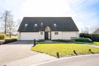 Villa met 4 slk, dubbele garage en prachtige tuin nabij centrum Lier.Algemeen:- Ruime villa (ca. 315m²)- Groot perceel met prachtig zicht nabij...