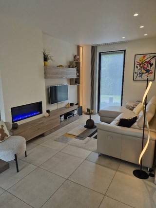 <p>NIEUWE AANGEPASTE PRIJS !!!!</p><p>INSTAPKLARE MODERNE BEN-WONING, voorzien van alle comfort</p><p>Moderne, instapklare woning, EPC A, met alle moderne technieken : warmtepomp, 12 zonnepanelen, vloerverwarming, ventilatie D. Gelegen in zeer rustige en kindvriendelijke woonwijk met gemeenschappelijke groene zones, vlakbij speeltuin en centrum. Verkeersluwe wijk.<br />KOM JEZELF OVERTUIGEN met een bezoekje aan deze moderne, ruime woning !!</p><p>Gelijkvloers : inkomhal, vestiairekast en apart toilet. Ruime living met open keuken(Siematic keuken uit hoogwaardig materiaal) en centraal eiland, bergruimte aan keuken. Zonnige zuidwest gerichte tuin met terras en tuinberging, en poortje achteraan. Onderhoudsvriendelijk.<br />1ste verdieping : 3 lichtrijke slaapkamers,(grote ramen tot op de grond voorzien van vliegenramen), ruime badkamer met semi-apart toilet en inloopdouche en dubbele lavabo en voldoende bergruimte. Wasplaats/bergruimte.<br />Bijhorende privé-autostaanplaats en overdekte fietsenberging. Regenwaterput voor toiletten.<br />oppervlakte perceel : 156m2, bewoonbare oppervlakte 144m2, tuin 84m2<br />3 dubbele super isolerende beglazing.<br />bouwjaar : 2017</p>