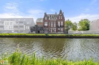Te koop: imposant herenhuis met aanpalende woning, garage en tuin, pittoresk gelegen langs de vaart in Oudenburg.De eclectische woning fungeerde tot...