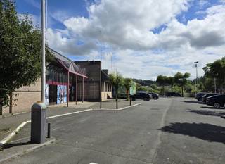 Deze commerciële site omvat momenteelGELIJKVLOERS:- vrije grondoppervlake van +- 2800 m2- vrije hoogte onder de spanten in het gebouw is +- 5,80 m.-...