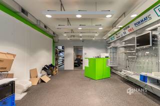 <p><span>Weggestraat 13 - Merksem</span></p><p><span> </span></p><p><span>Handelsgelijkvloers (502 m²) met een waaier aan mogelijkheden in Merksem.</span></p><p><span> </span></p><p><span>In de Weggestraat, een zijstraat van de levendige Bredabaan, ontdek je dit uitzonderlijk ruim handelsgelijkvloers van maar liefst 502 m². Een ideale locatie voor ondernemers die groot dromen, dankzij de hoge visibiliteit, sterke passage en uitstekende bereikbaarheid met auto, fiets én openbaar vervoer.</span></p><p><span>Binnenin geniet je van een immens potentieel en een zee van ruimte: de open ruimtes laten elke commerciële invulling toe, van winkel tot showroom of praktijk. De indeling is ook nog volledig naar eigen wens aan te passen. Het gebouw werd opgetrokken in 2003 en biedt tal van kwalitatieve troeven zoals driedubbele aluminiumramen, airconditioning, een condensatieketel op gas en een ondervloer geïsoleerd met PUR. Bovendien voldoet het dak aan de isolatienormen van 2020.er is een parking aanwezig met sectionale poort </span></p><p><span>De vaste kosten bedragen €1.700/jaar en omvatten o.a. de blokpolis, syndicus en het onderhoud van de gemene delen.<br /><br />Dit handelsgelijkvloers ligt in een dynamische buurt nabij winkels, openbaar vervoer en vlotte invalswegen. Dankzij de centrale ligging en de nabijheid van groen is dit een plek waar klanten en medewerkers zich meteen thuis voelen.</span></p><p><span>Ben je op zoek naar een handelsgelijkvloers met een zee van ruimte en eindeloos potentieel? Mis deze kans niet! Bewoonbare opp. 502 m² ref.: bruto vloeropp. Voor meer info of een gratis schatting surf naar www.hansimmo.be</span></p><p><span> </span></p>