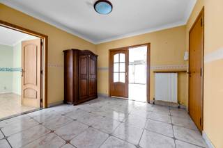 Dit aangenaam appartement (ca 110m2 bewoonbare oppervlakte) op de eerste verdieping biedt een praktische indeling en een zonnig terras van ca. 20 m². Het appartement bestaat uit een inkomhal, lichtrijke leefruimte, keuken, badkamer, afzonderlijk toilet, berging en twee slaapkamers.<br /><br />Dankzij de zeer centrale en gunstige ligging bevinden winkels, scholen en openbaar vervoer zich op wandelafstand.<br /><br />Het appartement is op te frissen, maar biedt tal van mogelijkheden voor wie op zoek is naar een betaalbare woonst of interessante investering op een centrale ligging.