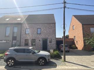 Prachtige hoogwaardig afgewerkte woning met 3 slaapkamers en tuin (in Grobbendonk).Deze prachtige woning betreedt u via de inkomhal, die uitgeeft op...