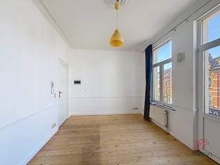 SAINT-GILLES – in de wijk Janson, dicht bij alle voorzieningen (openbaar vervoer en winkels), ideaal voor studenten. Studio van ± 30 m² op de...