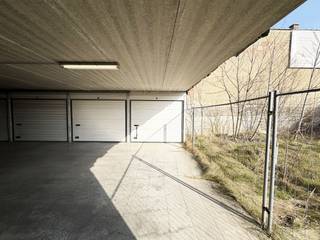 Ruime garagebox, gunstig gelegen in de Mercatorstraat in Zeebrugge. De garage bevindt zich in een verzorgd garagecomplex en is vlot toegankelijk via een automatische toegangspoort aan de voorzijde, wat zorgt voor extra comfort en veiligheid. De box biedt voldoende ruimte voor het stallen van een wagen, fietsen of extra opslag. Afmetingen: Breedte: ca. 2,70m - lengte ca. 5,70m<br /><br />Voor meer informatie of een bezoek ter plaatse aarzel niet en bel Gaëlle op het nummer 0479 17 17 17