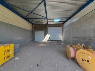 Nieuwe KMO-unit met een oppervlakte van 232 m² te huur. De unit maakt deel uit van de nieuwe KMO-ontwikkeling 'PORTIS' en bestaat uit 9 KMO-units te huur met oppervlaktes tussen 223 m² en 238 m² (eventueel samen te voegen tot grotere entiteiten).<br /><br />De magazijnruimtes zijn opgebouwd uit een staal of betonconstructie met als gevelbekleding een betonplint in combinatie met geïsoleerde sandwichpanelen. De unit is toegankelijk via een automatische sectionale poort (4,50 m B x 4,80 m H) en een aparte toegangsdeur, alsook hebben sommige een raam aan de voorzijde voor extra lichtinval. Bijkomend zijn de magazijnen, met een vrije hoogte van +/- 6 meter, uitgerust met een polybetonvloer (18 cm), LED-verlichting + elektriciteit alsook een toilet met handwasbak op regenwater. Sommige opslagruimtes zijn voorzien van een lichtkoepel en tussenverdiep.<br /><br />Ruime parkeer- en manoeuvreerruimte op de site. Per units zijn er minstens 2 parkeerplaatsen voorzien.<br />Geschikt voor zowel opslag als productie.<br /><br />De ontwikkeling bevindt zich in het hartje van de IZ Pathoekeweg, op amper 4 km van Brugge centrum en nabij de Expresweg die de A11 verbindt met de E40 en de E403. Geschikt voor zowel opslag als productie.<br /><br />Contacteer PANORAMA B2B voor bijkomende inlichtingen of een vrijblijvend plaatsbezoek 0479 70 70 73.