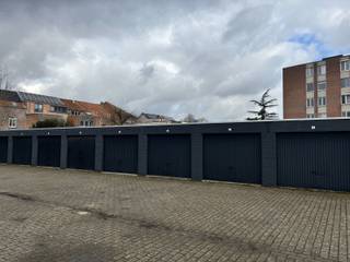 <p>Op zoek naar een veilige, afgesloten en vlot bereikbare parkeerplaats? In Residentie Archiv.1 is garagebox nr. 4 te huur.<br /><br />De garagebox bevindt zich achteraan het gebouw en is eenvoudig bereikbaar via de ingang links van het gebouw. De toegang tot het terrein verloopt met een afstandsbediening voor de bareel en de garagebox zelf is afgesloten met een eigen sleutel.<br /><br />Ideaal voor:<br /><br />Studenten die in Archiv.1 studeren<br />Buurtbewoners die een veilige parkeerplaats zoeken<br />Werknemers die in de buurt werken<br />Iedereen die zijn/haar wagen graag veilig, droog en snel parkeert<br /><br />Huurprijs: €120/maand<br />Beschikbaar vanaf: 1 november 2026<br />Garage: Box nr. 4 – afgesloten garagebox<br /><br />Een praktische oplossing voor wie geen tijd wil verliezen met zoeken naar een parkeerplaats en zijn wagen graag veilig wegzet.<br /><br />Interesse? Neem gerust contact op voor meer informatie.</p>