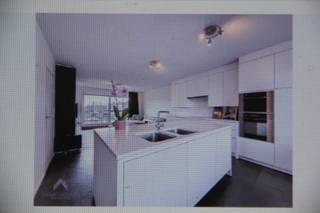 Moderne instapklare woning van 2007 in Roeselare met ruime garage en elektrische poort, plaats voor een 5-tal wagens. Ideaal voor startend gezin of zelfstandige die veel ruimte kan gebruiken.