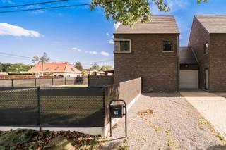 Moderne en lichtrijke gezinswoning met garage en tuin.Ontdek deze energiezuinige en instapklare gezinswoning (bouwjaar 2019), waar modern comfort en...