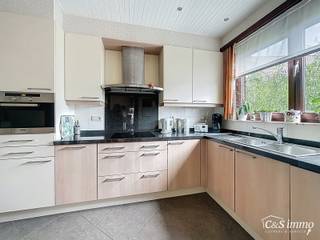 Piekfijn onderhouden bel-etagewoning met zonnige tuin, gelegen op wandelafstand van park Rozendaal.<br />Op het gelijkvloers bevindt zich een ruime inkomhal met apart gastentoilet en vestiaire. Daarnaast is er een bureel/hobbyruimte (ca. 8 m²) met aansluitend een praktische wasplaats en toegang tot de verzorgde tuin.<br />De eerste verdieping biedt een lichtrijke en royale woon- en eetkamer (ca. 44 m²) op mooie parketvloer, voorzien van een open haard. Vanuit de eetkamer bereik je het gezellige terras. De recente, volledig ingerichte keuken (ca. 7 m²) is uitgerust met een stenen werkblad, combi-oven (Miele), inductiekookplaat, dampkap en vaatwasser.<br />Op de tweede verdieping bevinden zich drie comfortabele slaapkamers (ca. 17 m² – 17 m² – 8 m²) en een ingerichte badkamer met ligbad, toilet en dubbel badkamermeubel.<br />Tot slot beschikt de woning over een garage met automatische poort op het gelijkvloers.