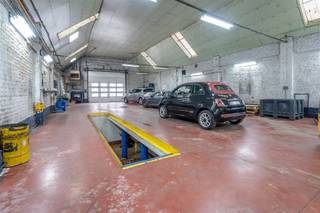 Century21ImmoNero stelt voor: Garage/autowerkplaats op een zeer mooi terrein van 5.007m², aansluitend aan het Zonienwoud en met een oppervlakte...