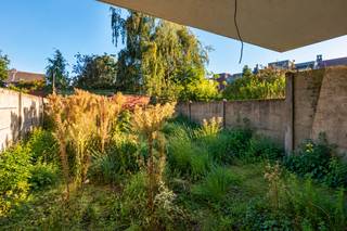 <p>Dit huis bevindt zich op een gunstige locatie in Deurne, waar dagelijks comfort en een uitstekende bereikbaarheid centraal staan dankzij de nabijheid van tal van winkels, openbaar vervoer én scholen. Groene trekpleisters zoals de Bremweide en het Rivierenhof zorgen op hun beurt dan weer voor de nodige ontspanning en recreatie. Een ideale uitvalbasis voor wie houdt van een praktische woonomgeving met Antwerpen binnen handbereik!</p>
<p>Hoewel de woning nog de nodige renovatiewerken vereist, schuilt er heel wat potentieel achter de gevel. De ruime bewoonbare oppervlakte biedt tal van mogelijkheden voor het hele gezin, terwijl de tuin van 60 m² één van de grootste troeven vormt. Bovendien heb je hier een eigen oprit met garage, een praktische meerwaarde die het plaatje helemaal compleet maakt!</p>
<p>Via de inkomhal betreed je de lichtrijke leefruimte die in een directe verbinding staat met de tuin, waar je tot in de late uurtjes van het prachtige zonnetje kan profiteren. Op de bovenliggende verdiepingen ontdek je maar liefst 4 slaapkamers en 2 badkamers (onafgewerkt). Als kers op de taart beschikt deze woonst over voldoende opslagruimte met een droge kelder én een zolderruimte.</p>
<p>Met andere woorden zijn alle bouwstenen alvast aanwezig om hier een warme thuis te creëren!</p>
<p><strong>Technische gegevens: </strong>HR-beglazing in PVC.</p>
<p><strong>Stedenbouwkundige inlichtingen, bodemattest en asbestattest in aanvraag. Bevindt zich niet in een risicozone voor overstromingen (P- en G-score A). Renovatieverplichting van toepassing.</strong></p>