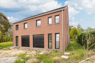 Deze halfopen nieuwbouwwoning is gelegen vlakbij het centrum Booischot, vlakbij openbaar vervoer, scholen, supermarkten en andere handelszaken.We...