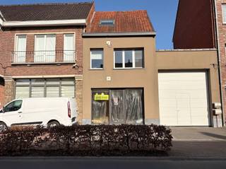 Te huur in Zele: goed gelegen handelsruimte Handelsruimte van ca. 25 m² nabij het centrum van Zele, op een vlotte locatie vlak bij de E17.Het pand...