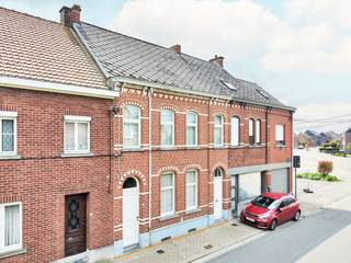 Deze eigendom is gelegen in het begin van de Wijnhuizestraat in het landelijke en immer rustige Erwetegem, centraal gelegen tussen Zottegem en Geraardsbergen. Het centrum en station van Zottegem bevindt zich op een vijftal minuten rijden met de wagen.<br />Het perceel heeft een oppervlakte van 620m². De woning vraagt een renovatie om te voldoen aan alle hedendaags wooncomfort, dit biedt een uitstekende opportuniteit om naar eigen smaak en wensen in te richten.<br />Indeling: inkomhal, woonkamer met natuursteen schouw, ruime keuken, badkamer, toilet en achterliggende bergruimtes. Praktische en rechtstreekse (door)gang straat-tuin. De verdieping telt 4 slaapkamers, 2 grote en 2 kleine. Vaste trap naar de zeer ruime zolderverdieping die tal van uitbreidingsmogelijkheden biedt. Kelder aanwezig.<br />LEUK RENOVATIEPROJECT AAN EEN JUISTE PRIJS/KWALITEITSVERHOUDING!!<br />EPC: 867 kWh/(m² jaar), energielabel F, renovatieverplichting. Woongebieden met landelijk karakter + landschappelijk waardevolle agrarische gebieden, geen vergunning uitgereikt, geen verkavelingsvergunning uitgereikt, geen voorkooprecht, geen rechterlijke herstelmaatregel of bestuurlijke maatregel opgelegd. P-score: B, G-score: B, geen risicozone voor overstromingen. <br />U kan de beschikbare attesten bij verkoop downloaden via de website janssens-leroy.be.