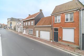 ROESBRUGGE: Ruime maar te moderniseren rijwoning met 4 slpks., grote garage en gezellige tuin op 492m² grondopp.Vlakbij de Dode Yzer, bij de...
