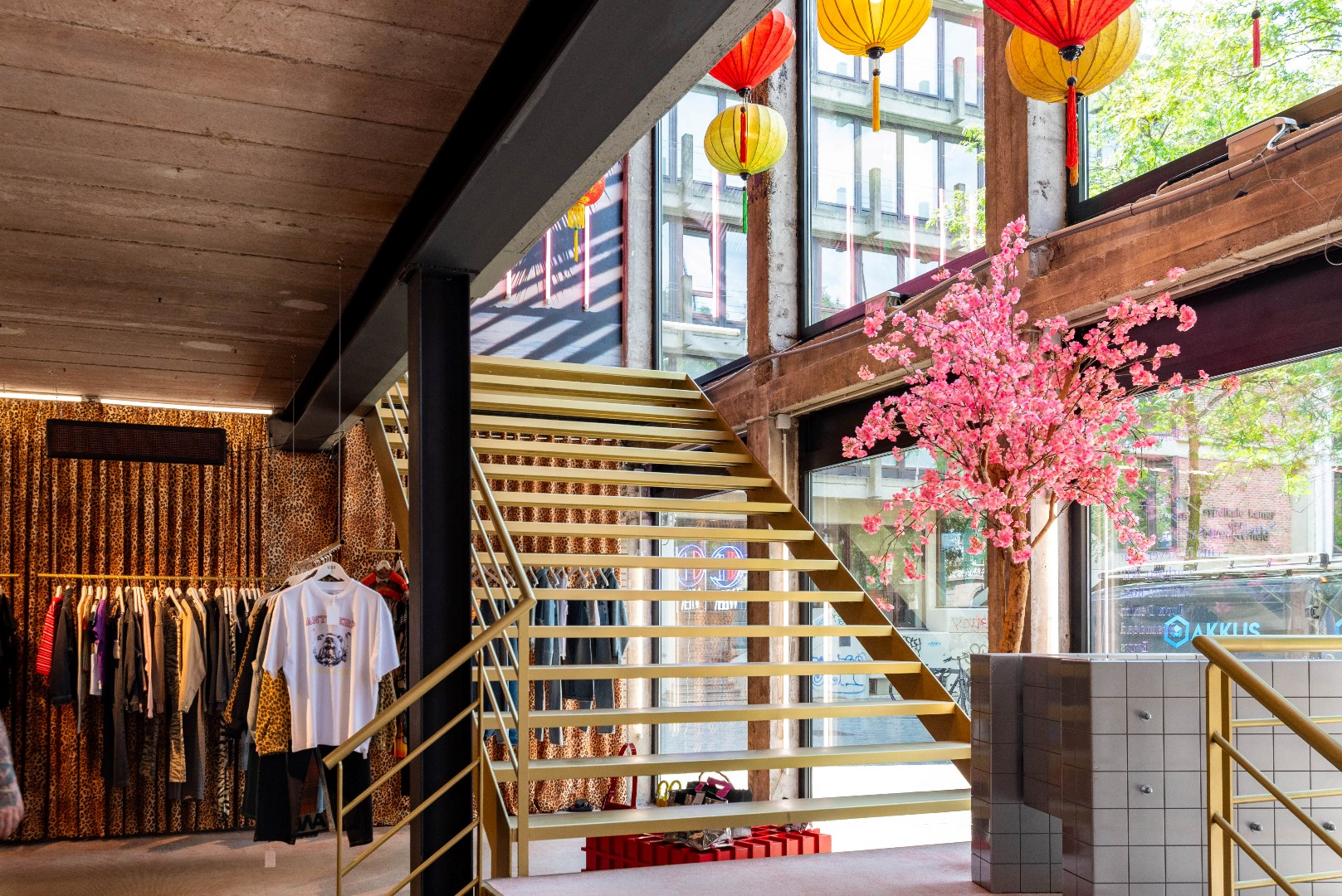 Veelzijdig handelspand in trendy winkelbuurt - foto 5