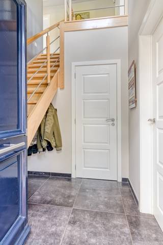 <br />Op zoek naar een verzorgde, instapklare woning op een rustige locatie? Dan is deze aangename gezinswoning aan de Vengerstraat 12 in Lommel zeker een bezoek waard.<br />De Vengerstraat is een rustige, doodlopende straat in een aangename en kindvriendelijke omgeving. Hier woont u in alle rust, terwijl winkels, scholen, sportfaciliteiten en openbaar vervoer zich op korte afstand bevinden. Ook natuurliefhebbers komen volop aan hun trekken dankzij de vele wandel- en fietsmogelijkheden in de groene omgeving van Lommel. De vlotte verbindingen naar het centrum van Lommel en de omliggende gemeenten maken deze locatie extra aantrekkelijk.<br />Deze instapklare woning biedt alle comfort voor wie zonder zorgen wil verhuizen. Met drie slaapkamers, een overdekt terras, zonnepanelen, een thuisbatterij en een mooie, verzorgde tuin beschikt deze woning over tal van troeven voor aangenaam wonen.<br /><strong>Troeven op een rij:</strong>
<ul><li>Instapklare woning</li><li>3 slaapkamers</li><li>Dressing </li><li>Zonnepanelen + thuisbatterij</li><li>Overdekt terras</li><li>Mooie, verzorgde tuin</li><li>Rustige en aangename woonomgeving</li><li>Goede bereikbaarheid en nabij voorzieningen</li></ul>
Bent u op zoek naar een energiezuinige woning waar comfort, rust en een mooie buitenruimte centraal staan? Neem dan snel contact op voor een bezichtiging.