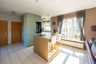 We hebben hier met ontzettend veel plezier gewoond in dit kleinschalige gebouw. De lage vaste kosten en de fijne sfeer met de buren waren voor ons altijd een grote troef. Door de duplex-indeling voelt het echt als een huis met de slaapkamers en badkamer rustig op de bovenverdieping. Als schrijnwerker heb ik de keuken volledig zelf ontworpen en geplaatst als uniek hart van de woning. We vonden veel gemak in de private kelder en de handige garage voor onze fietsen en vuilnisbakken. Dit is de plek waar ons eerste kindje is geboren en we hopen dat de nieuwe bewoners er net zo gelukkig worden als wij.