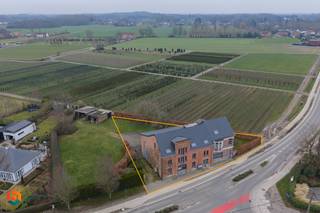Op een uitstekende locatie te Putte bevindt zich deze ruime, gerenoveerde zonevreemde woning met 5 slaapkamers, een magazijn van 479 m² en tal...