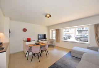 Cet appartement rénové et entièrement meublé au rez-de-chaussée de l'avenue Paul Parmentier offre un confort moderne avec une vue latérale sur la...