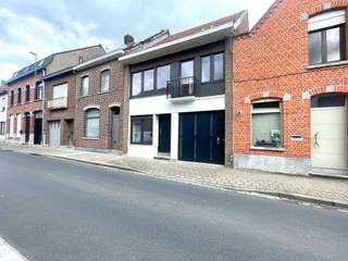 Te koop: gesloten bebouwing in het centrum van Ledegem, op een vlotte locatie nabij winkels, scholen en openbaar vervoer. Deze woning uit 1964 biedt...