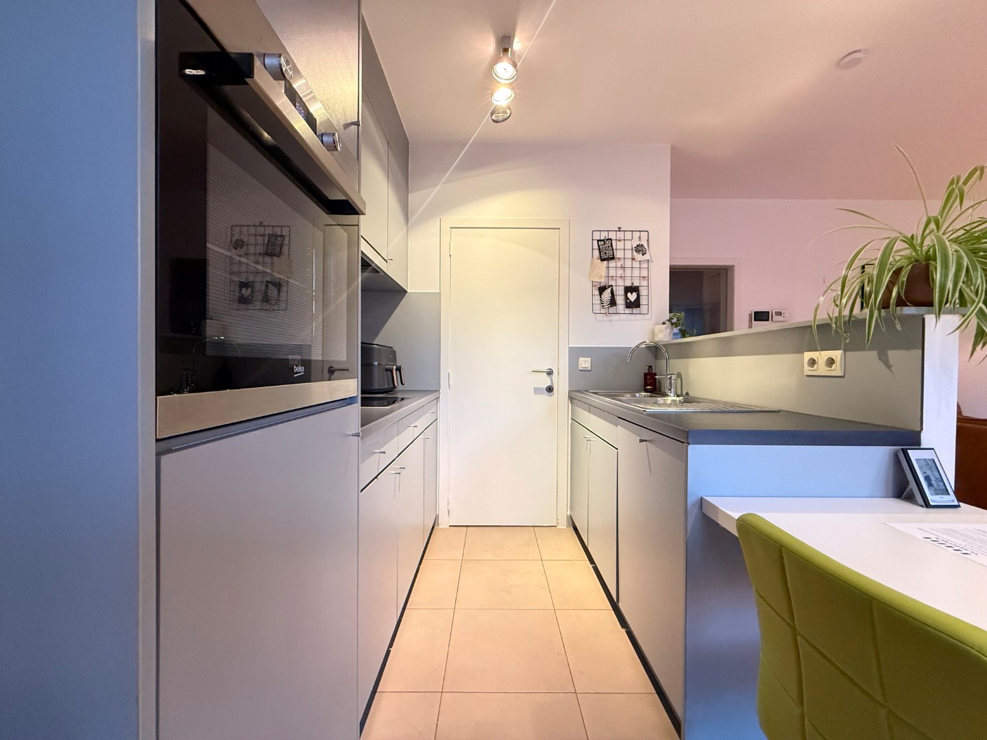 Één-slaapkamerappartement in een charmant herenhuis in hartje Meulebeke. - foto 4