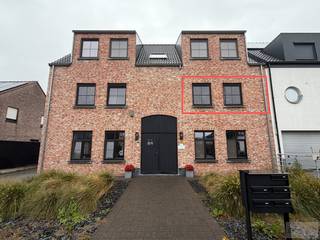 Prachtig appartement met 2 slaapkamers en terras te Herenthout. <br /><br />Dit appartement bevindt zich op de eerste verdieping en bestaat uit een inkomhal, gastentoilet, badkamer (met inloopdouche en enkele lavabo), twee slaapkamers, open leefruimte met keuken (voorzien van afwasmachine, combioven, koelkast, ...), ruim terras, berging/wasruimte (met aansluiting voor wasmachine), carport en gemeenschappelijke fietsenberging. <br /><br />Het appartement is tevens uitgerust met zonnepanelen!<br />Er is een lift aanwezig in het gebouw. <br /><br />De maandelijkse huurprijs bedraagt 890 euro.<br />Alle verbruik is individueel. <br />Er zijn geen gemeenschappelijke kosten.<br /><br />Dit appartement is beschikbaar vanaf 01/01/2027!<br /><br />De EPC-waarde bedraagt 76 kWh/m² (Label A)<br />Contacteer ons via info@debaco.be of bel ons op 014/73.77.77 voor een bezoek ter plaatse!