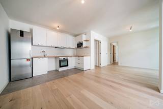 Nieuw luxe appartement ideaal gelegen in het hart van het historische centrum van Doornik, vlakbij de kathedraal. Gelegen in een residentie voltooid in 2026, zal dit appartement met één slaapkamer van 60 m2, nooit bewoond, verleiden door de kwaliteit van de afwerkingen, de hoogwaardige materialen en de exclusieve diensten.<br /><br />Het appartement bestaat uit een inkomhal met apart toilet, een lichte woonkamer die toegang geeft tot een aangenaam terras en een volledig uitgeruste open keuken met oven, kookplaat, afzuigkap, koelkast / vriezer, magnetron en veel berging.<br /><br />De kamer heeft directe toegang tot een elegante doucheruimte met een inloopdouche, een wastafel met opbergmeubilair en nette afwerkingen. Een wasruimte maakt het pand compleet.<br /><br />U zult ook genieten van een eigen kelder en twee fietshaken.<br /><br />De residentie, uitgerust met een lift en een zwembad, biedt een zeldzame leefomgeving die comfort, moderniteit en staan in het hart van de stad combineert.<br /><br />Het appartement profiteert van hoogwaardige technische diensten: dubbel glas aluminium frame, centrale gas vloerverwarming, zonnepanelen en uitstekende PEB A zorgen voor optimaal comfort en een laag energieverbruik.<br /><br />Mogelijkheid om tegen een toeslag een beveiligde parkeerplaats te verwerven.<br /><br />Verkoop onder btw-regeling.