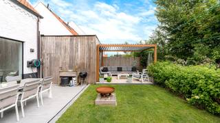 In een rustige en aantrekkelijke verkaveling in het hart van Moerkerke bevindt zich deze recente, perfect onderhouden woning. Dankzij haar energiezuinige karakter, doordachte indeling en kwalitatieve afwerking vormt deze eigendom de ideale thuis voor gezinnen die op zoek zijn naar comfort en woonkwaliteit.<br /><br />Indeling : de inkomhal met ingemaakte kast en een gastentoilet. De lichtrijke leefruimte sluit naadloos aan op de open, volledig ingerichte keuken, die beschikt over alle hedendaagse comfort. Aansluitend bevindt zich een praktische berging/wasplaats met extra opbergruimte. Vanuit de keuken heeft u rechtstreeks toegang tot de westgerichte tuin waar u kunt genieten van de namiddag- en avondzon. Het terras en de tuinberging maken het buitengebeuren compleet.<br /><br />Op de eerste verdieping bevinden zich drie volwaardige slaapkamers, waarvan één uitgerust is met een inloopkast en airconditioning. Verder vindt u er een volledig ingerichte badkamer met ligbad, inloopdouche en wastafelmeubel, evenals een afzonderlijk toilet. De ruime bergzolder biedt bovendien heel wat extra stockageplaats.<br /><br />Extra troeven zijn de carport met bijkomende autostaanplaatsen , maar liefst 18 zonnepanelen met thuisbatterij, een conforme elektrische installatie en het uitstekende EPC-label A. <br />Kortom, een instapklare woning waar energiezuinig wonen en hedendaags comfort hand in hand gaan.<br /><br />Bezoeken? Graag na afspraak met Willem Cauwels op 050/89.27.70