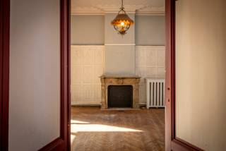 In het bruisende centrum van Eeklo vind je deze uitzonderlijke, te renoveren herenwoning boordevol karakter en charme. Met maar liefst 5 à 7...