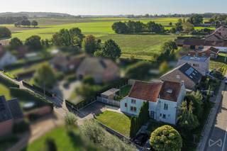 Op een bijzonder rustige locatie in Holsbeek, in een doodlopende straat omringd door velden en wandelwegen, ligt deze charmante halfopen bebouwing. De woning werd rond 2015 grondig gerenoveerd en is volledig instapklaar.<br /><br />Binnen vormt de open leefruimte het hart van de woning, met aansluitend een ruime en praktische keuken. Verder zijn er drie slaapkamers, een badkamer en voldoende bergruimte. Zo is er een bureauruimte, wasberging, kelder en zolder aanwezig.<br /><br />Ook buiten biedt de woning heel wat comfort. De volledig omheinde, zuidgerichte tuin beschikt over een ruim terras en een grote tuinberging. Vooraan is er plaats om twee wagens te parkeren.<br /><br />De ligging combineert het beste van twee werelden. Je woont hier midden in het groen, met wandel- en fietsroutes vlakbij en het Kasteel van Horst op wandelafstand, terwijl ook Leuven, Aarschot en de belangrijkste verbindingswegen vlot bereikbaar blijven.<br /><br />Een instapklare gezinswoning op een mooie, rustige locatie, met een fijne tuin en de natuur vlak voor de deur. <br /><br />De woning is beschikbaar vanaf mei/juni 2027 in onderling overleg met de eigenaars.<br /><br />Interesse voor een bezoek ter plaatse? Contacteer ons snel!