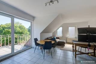 GUNSTIG GELEGEN APPARTEMENT MET 2 SLAAPKAMERS, GARAGE EN AUTOSTAANPLAATS TE BILZENDit verzorgde appartement vinden we terug aan de Parklaan 36/3 te...