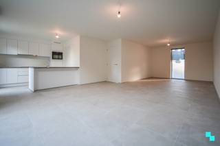 <strong>Fijn afgewerkte nieuwbouwwoning</strong> (lot 3) met zuid georiënteerde tuin en <strong>carport</strong>, gelegen op een perceel van 206 m² in een kleinschalige verkaveling. Gelegen in Hooglede (Sleihage) tussen Roeselare en Staden en met een zeer vlotte verbinding. <em>Verkoop onder BTW-stelsel. 6% BTW mogelijk onder voorwaarden. Prijzen zijn excl. kosten. </em>Indeling: inkomhal, apart gastentoilet, lichtrijke leefruimte met moderne en hedendaagse keuken en annex berging/wasplaats. Op de eerste verdieping bevindt zich de nachthal, tweede toilet, ingerichte badkamer, drie slaapkamers en berging. Exterieur: zuid georiënteerde tuin met carport en aansluitend tuinberging. Volledige afwerking inclusief gordijnen enzovoort. Ontdek de verdere technische informatie en troeven op www.bordes.be. Justine organiseert voor deze woning de bezoeken ter plaatse, mits het maken van een afspraak.