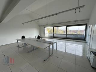 Fantastisch gelegen kantoor met een oppervlakte van<strong> 125 m² te huur</strong> langs én met visibiliteit van de bedrijvige Meensesteenweg op slechts 300 m van de Ringlaan (R8) met onmiddellijke verbinding naar de A19 en de E403.<br /><br />Het<strong> instapklaar kantoor </strong>maakt deel uit van <strong>het kwalitatieve bedrijvencentrum 'Bizz-Init' </strong>bestaande uit 3 verdiepingen voorzien van o.a. onthaal, vergaderalen, airco en beveiliging. Het verleent ondernemers een aangename en betaalbare werkplek met alle benodigde faciliteiten. Het kantoor is ook voorzien van <strong>volgende faciliteiten:</strong> <strong>Wc's, aparte keuken + eetruimte en een fantastisch terras!</strong><br /><br />Het bedrijvencentrum biedt een <strong>uitstekende uitvalsbasis voor de hele regio</strong> en is gelegen in een levendige buurt met tal van winkels en eetgelegenheden in de directe omgeving. Tevens vlotte bereikbaarheid met het openbaar vervoer: station Bissegem bevindt zich op slechts 550 m.<br /><br /><strong>Alsook mogelijkheid tot huren van kantoorruimtes met oppervlaktes van 31 m² tot 273 m².</strong> Ruime parkeermogelijkheden bij het gebouw. Onmiddellijk beschikbaar. <br /><br />Contacteer PANORAMA B2B voor bijkomende (technische) inlichtingen, plannen of een vrijblijvend plaatsbezoek 0460 97 66 66.