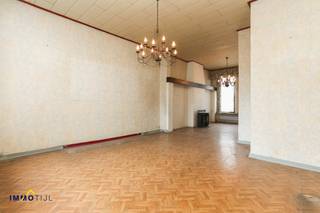 <p>Bent u op zoek naar een woning met <strong>karakter, ruimte én potentieel</strong> op een toplocatie? Deze te renoveren burgerwoning ligt op een steenworp van de <strong>Grote Markt en de Oude Vest</strong>, midden in het bruisende hart van Dendermonde. Ideaal voor wie graag zelf de handen uit de mouwen steekt – of het graag laat doen – en een unieke woning wil creëren op een uitzonderlijke ligging.</p>
<p>Indeling gelijkvloers: inkomhal, woonkamer, keuken en extra bergruimte. <br /><br />Op het eerste verdiep bevinden zich 2 grote slaapkamers en de badkamer. Het 2e verdiep telt eveneens 2 zeer ruime slaapkamers. <br />Zou u graag nog extra kamers wensen? Geen probleem, de ruime zolderruimte biedt deze mogelijkheid. <br /><br />Grote troef naast de uitmuntende centrumlocatie is de <strong>inpandige garage</strong> – geschikt voor een wagen met beperkte hoogte- en de vele bergruimtes die tevens toegang geeft naar de stadstuin.</p>
<p>Dit is een <strong>pièce unique</strong> voor wie op zoek is naar <strong>ruimte, charme én locatie</strong>.</p>
<p>📞 Interesse of een bezoek inplannen?<br />Contacteer <strong>Jens via 052/690.691</strong> of mail naar <strong>jens@immotijl.be</strong></p>