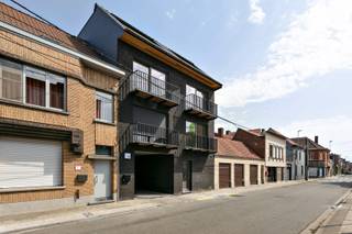 Dit moderne appartement bevindt zich op de derde verdieping van een kleinschalig appartementsgebouw.<br />Via de gemeenschappelijke inkomhal bereiken we het appartement, dat bestaat uit een lichtrijke woonkamer met open, volledig ingerichte keuken, een slaapkamer, een badkamer en een praktische berging.<br />De hal werd afgewerkt met een stijlvolle stalen deur, die het appartement een moderne uitstraling geeft.<br />De eigentijdse keuken beschikt over een duurzaam composiet werkblad en is uitgerust met volgende toestellen: een spoeltafel met afdruiprek, vaatwasser, keramische kookplaat, dampkap, koelkast en combi-oven.<br />De badkamer is voorzien van een badmeubel, een douche en een toilet.<br /><br />Aan de voorzijde van het appartement bevindt zich een aangenaam zonneterras.<br /><br />Troeven van dit appartement:<br />- Centrale ligging.<br />- Volledig geschilderd.<br />- Parketvloer met vloerverwarming.<br />- Zonnescreens aanwezig.<br />- Verlichtingsarmaturen aanwezig. <br /><br />Op het gelijkvloers beschikt het appartement bovendien over een extra private berging met aansluiting voor een wasmachine.<br />Achter het gebouw bevindt zich een afgesloten fietsenberging.<br />Er is geen lift aanwezig in het gebouw.<br /><br />Beschikbaar vanaf 1 oktober 2026.<br />Gemeenschappelijke kosten: € 30 per maand.<br /><br /><strong><u>Benieuwd naar dit appartement ? </u></strong><br />Ga naar de website www.dicasa.be, klik op het pand dat je wenst te huren. Via de knop "Bezoek aanvragen" vragen we u kort een profiel in te vullen.<br />Daarna nemen we contact op voor een bezoek. Telefonisch kunnen er geen afspraken gemaakt worden.