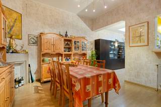 Deze charmante stadswoning aan de Dr. Jacobsstraat 70 in Anderlecht combineert op harmonieuze wijze ruimte, comfort en een bijzonder aangename ligging vlak bij het Astridpark. Bij het betreden van de woning komt u binnen via de inkomhal, die u meteen toegang biedt tot zowel de inpandige garage als de kelder, een zeldzame en zeer waardevolle troef in een stedelijke context. Achteraan de woning ontvouwt zich de ruime en gezellige leefruimte, waar meerdere lichtkoepels zorgen voor een overvloed aan natuurlijk daglicht en een warme, uitnodigende sfeer. Deze leefruimte sluit naadloos aan op de open keuken en wordt verder aangevuld met een praktische berging, wat het dagelijks comfort aanzienlijk verhoogt. Op de eerste verdieping bevinden zich twee volwaardige en ruime slaapkamers, samen met een ruime badkamer. De dakverdieping biedt nog eens twee bijkomende slaapkamers, waarvan één met een charmante mezzanine die extra karakter en speelsheid toevoegt, evenals een tweede badkamer die deze verdieping volledig ondersteunt. In totaal beschikt de woning over vier slaapkamers, twee badkamers, een inpandige garage en een bijzonder aangename leefruimte, waardoor ze perfect is afgestemd op het comfort van een gezin. De ligging nabij het park, gecombineerd met een vlotte bereikbaarheid van winkels, scholen, openbaar vervoer en belangrijke invalswegen, maakt dit geheel des te aantrekkelijker. Kortom, een karaktervolle en verrassend ruime stadswoning met garage op een gegeerde locatie in Anderlecht.
Meer info of een bezoek: Michael@immoaccenta.be