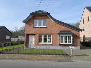 Charmante woning met ruime living en eetruimte, afzonderlijke keuken met aanliggend zuid gerichte veranda. Tevens kan je op deze gelijkvloers nog...