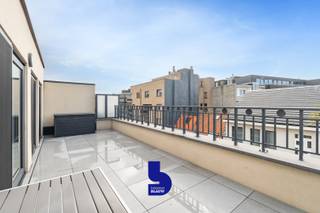 In het hart van Oostende, op een rustige locatie en toch vlakbij winkels, bakkers, bibliotheek, restaurants, de zeedijk, het strand en het openbaar vervoer, bevindt zich deze klassevolle penthouse studio (bouwjaar 2020).<br /><br />Met een netto woonoppervlakte van 52 m² en bijkomende terrassen van samen 33 m² geniet u hier van ruimte, licht en comfort op de vijfde en hoogste verdieping van een stijlvolle residentie.<br /><br />De indeling is praktisch en elegant: een inkomhal leidt naar de lichtrijke leefruimte met open, volledig ingerichte keuken en directe toegang tot de terrassen. Verder is er een vestiairehal, een apart gastentoilet, een moderne badkamer en een ruime berging. Het zuidgericht terras aan de voorzijde biedt de hele dag zon en een aangename buitenbeleving, terwijl het tweede ruime terras aan de achterzijde extra mogelijkheden schept om in alle rust te genieten. De lift brengt u rechtstreeks tot de vijfde verdieping en verleent exclusieve toegang tot deze penthouse.<br /><br />Ook op het vlak van afwerking en uitrusting laat dit appartement niets te wensen over: centrale verwarming op aardgas, ventilatiesysteem, videofoon, PVC-ramen met dubbele beglazing, vliegramen, prachtige keramische vloeren, een tijdloze en volledig uitgeruste keuken, voorziene verlichting en een frisse schilderlaag maken dit een instapklare woning.<br />Bovendien beschikt de residentie over een fietsenberging en een vuilnislokaal.<br /><br />Deze prijs is inclusief alle meubelen, gordijnen, vliegramen en verlichting.<br />Ook de televisie, combi was en droogmachine etc zijn inbegrepen.<br />Met andere woorden u dient enkel nog uw tandenborstel mee te nemen en kan meteen verblijven in deze unieke opportunitieit.<br /><br />Deze penthouse studio is bijzonder geschikt als vaste verblijfplaats, tweede verblijf of investering.