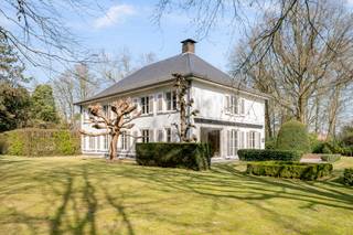 Unieke villa met 5 slk en prachtige grond van ca. 19.007 m² te Lier/Koningshooikt.<br /><br />Algemeen:<br />- Riante, kwalitatief gebouwde villa (ca. 647 m²)<br />- Uniek aangelegde en volgroeide parktuin van 19.007 m²<br />- Indien gewenst kan er nog 15.575 m² aanpalende grond (weiland) bij aangekocht worden<br />- Directe nabijheid van scholen, openbaar vervoer, winkels,...<br />- Woning beschikt over aparte vleugel met leefruimte, keuken, slk, badk en toilet<br />- Deels onderkelderd<br />- Privé tennisveld met bijgebouw (voorzien van sanitair, lounge en bar)<br />- Verschillende garages en extra parkeerplaatsen op het perceel<br />- Open haard in leefruimte<br />- Aparte bibliotheek/bureau<br />- Grote zolder dewelke nog mogelijkheden biedt<br />- Renovatieverplichting (EPC label E)<br /><br />Voor de indeling van deze ruime villa kan u op onze website terecht om de grondplannen te bekijken.