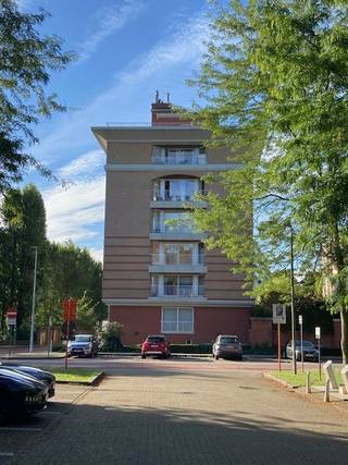 appartement met kelder en autostandplaats; appartement omvat inkomhal met afzonderlijk toilet, living met terras, keuken met afzonderlijke berging, 1 grote slaapkamer en 2 kleine, badkamer met toilet, bad/douche en dubbele lavabo. Voor meer info 0475 32 93 82