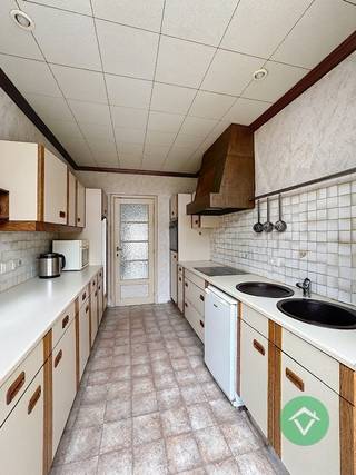 Deze woning is gelegen te Bredene en bestaat uit: inkomhal - keuken - kelder - living - berging - wasplaats - toilet - terras - tuin - 4 slaapkamers - badkamer - zolder. <br /><br />Troeven van deze woning: <br />- ideale ligging <br />- toilet op het gelijkvloers en op 1ste verdieping <br />- doucheruimte en sauna op verdiep 2. <br />- terras en tuin. <br /><br />Neem contact met ons op voor een bezoek aan deze woning.