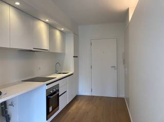 De studio is als volgt ingedeeld: living met open keuken en apart badkamer.De keuken is voorzien van alle toestellen.In de living staat er centraal...
