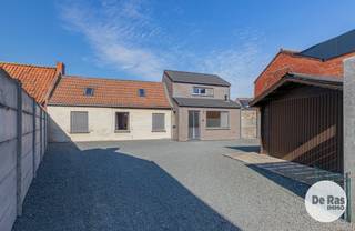 EERSTE BEZOEKDAG ZATERDAG 31/10 VANAF 10U tot 12U (enkel op afspraak!) <br />BERLARE - Rustig gelegen, instapklare woning met tuin <br /><br />Op wandelafstand van het Provinciaal Domein Nieuwdonk kan u deze instapklare woning vinden.<br />Deze geniet van een zeer vlotte bereikbaarheid dankzij de nabijheid van alle belangrijke invalswegen, winkels en openbaar vervoer.<br /><br />Naar indeling toe bevindt zich op het gelijkvloers een inkomhal, een gastentoilet, een woonkamer, een zithoek (eventueel derde slaapkamer), een keuken en de badkamer met douche.<br />Op de eerste verdieping bevinden zich nog 2 slaapkamers en een dressing.<br />Vanuit de keuken heeft u toegang tot een afgesloten tuin waar het heerlijk vertoeven is.<br />De garage kan multifunctioneel ingezet worden voor het stallen van een wagen/fietsen of als opbergruimte.<br /><br />Naar comfort toe beschikt het pand over dubbele beglazing, centrale verwarming op gas, isolatie van muren en vloeren.<br />Extra troeven: gunstig EPC B en asbestveilig!<br /><br />Deze woning is ideaal voor starters, jonge gezinnen of als investering.<br /><br />Kortom: een perfecte instapklare woning voor wie zorgeloos wil wonen of op zoek is naar een interessante investering op een rustige doch centrale locatie. Interesse?<br />Neem gerust contact op via 053 60 55 60.