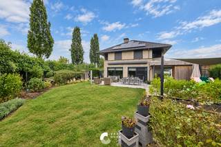 Verrassend ruime en luxueuze gezinswoning met 4/5 slaapkamers, bureauruimte/praktijkruimte, dubbele garage en maar liefst 108 m² polyvalente kelderruimte, gelegen op een toplocatie tussen het centrum van Overpelt en Neerpelt.<br /><br />Deze bijzonder ruime woning is ideaal voor wie graag wat extra ruimte heeft. Grote gezinnen vinden hier alle plaats, maar ook voor zelfstandigen of thuiswerkers zijn er heel wat mogelijkheden. Dankzij een slaapkamer en doucheruimte op het gelijkvloers is de woning bovendien perfect geschikt om levenslang comfortabel te wonen.<br /><br />De leefruimte is ruim en lichtrijk en beschikt over een gezellige houtkachel. Aansluitend bevindt zich de luxueuze keuken, die samen met de keukenvloer in 2023 volledig werd vernieuwd. Ook de wasplaats, douche, toiletten en keldertrap werden recent vernieuwd.<br /><br />Indeling:<br /><br />Gelijkvloers<br /><br />- Inkomhal met gastentoilet<br />- Bureauruimte/praktijkruimte of 5de slaapkamer<br />- Ruime leefruimte met veel lichtinval en houtkachel<br />- Volledig ingerichte keuken voorzien van alle comfort<br />- Achterinkom met Japans toilet en inbouwkast<br />- Doucheruimte<br />- Wasplaats met inbouwkasten<br />- Technische ruimte<br />- Dubbele garage met automatische poort<br />- Zolderruimte boven de garage<br /><br />Eerste verdieping<br /><br />- 4 slaapkamers, waarvan 2 met airco<br />- Nachthal met apart toilet<br />- Ruime badkamer met 3 lavabo’s, vernieuwde douche en ligbad<br /><br />Tweede verdieping<br /><br />-Bergzolder bereikbaar via vlizotrap<br /><br />Kelder<br /><br />- 108 m² verdeeld over verschillende ruimtes<br />- Momenteel ingericht als kantoor, werkplaats en archiefruimte<br />- Vaste trap naar buiten<br />- Ideaal als extra kantoor, praktijkruimte, hobbyruimte, fitness of atelier<br /><br />Ook de tuin is een echte troef. Deze is volledig omheind, westelijk georiënteerd en voorzien van verschillende terrassen met zonneluifels. De gezellige tuinkamer met tuinberging maakt het geheel compleet.<br /><br />Op energetisch vlak scoort de woning bovendien uitstekend met energielabel A, 17,7 kW zonnepanelen, een thuisbatterij van 10 kWh en een laadpaal.<br /><br />Troeven:<br />+ Absolute toplocatie tussen Overpelt en Neerpelt<br />+ Instapklaar<br />+ Uitzonderlijk veel ruimte en mogelijkheden<br />+ 4/5 slaapkamers<br />+ Bureauruimte/praktijkruimte<br />+ 108 m² polyvalente kelderruimte<br />+ Dubbele garage met extra zolderruimte<br />+ Energielabel A<br />+ 17,7 kW zonnepanelen<br />+ Thuisbatterij van 10 kWh<br />+ 2 Laadpalen aanwezig<br /><br />Is deze woning iets voor jou? Contacteer ons en we helpen je graag dichtblij verder!