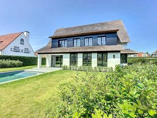 Bijzonder mooie villa in het Zoute te Knokke. Volledig gerenoveerd en voorzien van alles comfort! <br />De villa is omringd door een uiterst gezellige en knap aangelegde tuin met zwembad. <br /><br />Langs de meterslange oprit komt u tot bij de voordeur en garage van deze villa, die volgende indeling biedt: Ruime inkomhal met ingemaakte kasten, wasplaats en gastentoilet, lichtrijke woonkamer, eetplaats, bureel en volledig ingerichte keuken voorzien van allerlei toestellen. Verder is er op het gelijkvloers een inpandige garage met alle technische voorzieningen voor woning en zwembad. <br />Op het eerste verdiep zijn 4 ruime slaapkamers met elk hun badkamer/douchekamers. <br />Op het tweede verdiep is een studeerruimte en nog eens 2 slaapkamers met een gedeelde douchekamer en toilet. <br /><br /><br />Contacteer ons kantoor voor meer inlichtingen of een bezoek ter plaatse.<br /><br />Een ABSOLUUT PARELTJE!